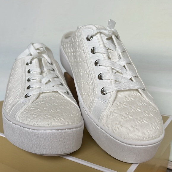 Michael Kors POPPY SLIDE SNEAKERS MK DEBOSSED WASHED DENIM
49T4POFP2D Platforms - Picture 6 of 16